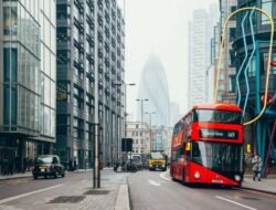negative-space-thumb-red-double-decker-bus-london