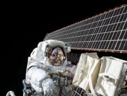thumb-negative-space-astronaut-dark-satellite-nasa-1